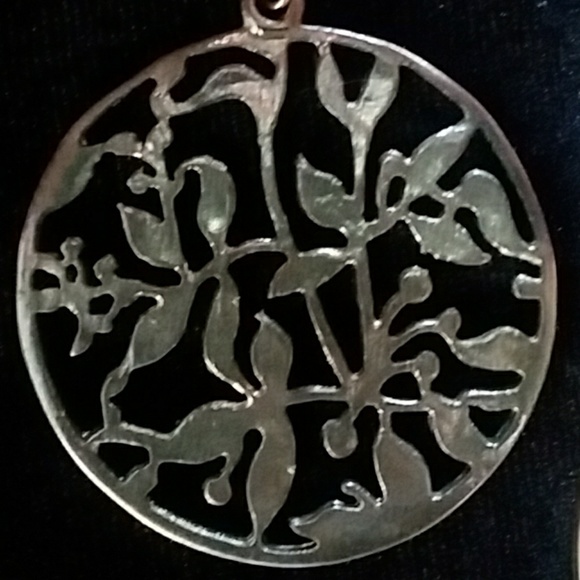 ❌SOLD❌🔷️For Charity🔷️ Floral Medallion earrings - Picture 5 of 7